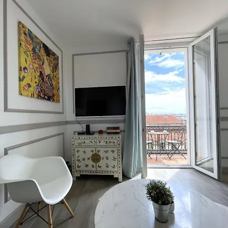 Sunrise Balcony Apartment *